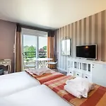 호텔 Logis & Restaurant L'ermitage Saulges