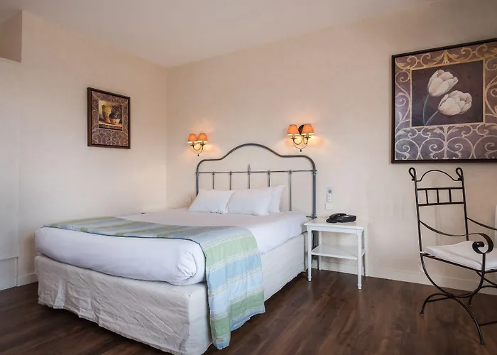 ホテル Logis & Restaurant L'ermitage ソルジュ